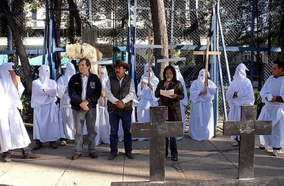 Contra. Militantes del PRD del DF se manifestaron en la embajada de EU en rechazo a la Ley Arizona.  NOTIMEX