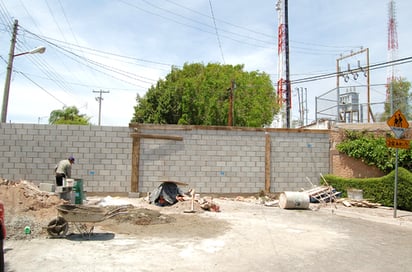 Igual. La barda levantada recientemente en la calle Cítricos, uno de los accesos a la colonia Villa Jardín, será derribada y en su lugar se colocarán accesos controlados.