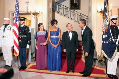 Invitados de honor. El presidente Felipe Calderón y su esposa Margarita Zavala durante la cena de honor presidida por su homólogo de Estados Unidos, Barack Obama y la primera dama, Michelle Obama, en el Salón Este de la Casa Blanca. Encuentro. El presidente Felipe Calderón durante el almuerzo presidido por el vicepresidente de los Estados Unidos de América, Joseph Biden y la secretaria de Estado, Hillary Clinton. Recibimiento. El presidente Felipe Calderón y su homólogo de Estados Unidos, Barack Obama durante la ceremonia de bienvenida, realizada ayer en la Casa Blanca.