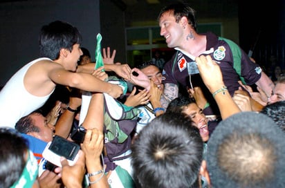 Matías Vuoso fue paseado en hombros por los aficionados a la llegada de Santos Laguna, después de haber perdido la final contra Toluca. (Foto de Jesús Galindo.)   