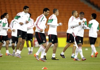 El técnico Javier Aguirre dirigió el ligero entrenamiento, que consistió más en conocer el terreno que ver una aproximación del 'parado del equipo'. (AP)