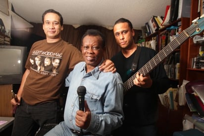 Johnny Laboriel ha infundido el amor a la música a sus hijos Emmanuel y Juan Francisco, así como el respeto.