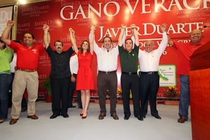 Virtual ganador. El candidato Javier Duarte de Ochoa, acompañado de los dirigentes estatales del PRI, PVEM, PRV y Alianza Veracruzana, anunció que las tendencias electorales le dan cuando menos  doce puntos de diferencia sobre Miguel Ángel Yunes Linares. 