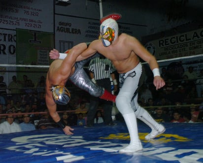 Importantes atractivos ofrece hoy la jornada dominical de lucha libre en las arenas locales, al estar en juego un campeonato, máscaras y cabelleras,  además de tenerse la presencia de elementos consagrados en el ring. Jornada de apuestas en arenas laguneras