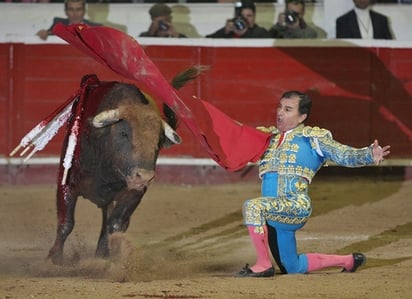 El matador Eloy Cavazos cortó cuatro orejas y dos rabos en su despedida de los ruedos, una corrida realizada en la Plaza Monumental Monterrey. (Archivo)