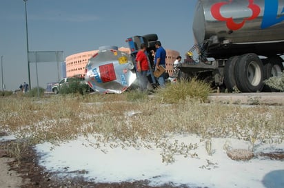 La riegan. Una pipa de 20 mil litros de capacidad se volcó y perdió parte de la carga, cerca del Coliseo.