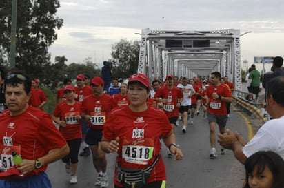 Miles de deportistas locales toman parte en la tradicional prueba que comienza en Ciudad Lerdo, atraviesa Gómez Palacio y finaliza en Torreón. (Archivo)