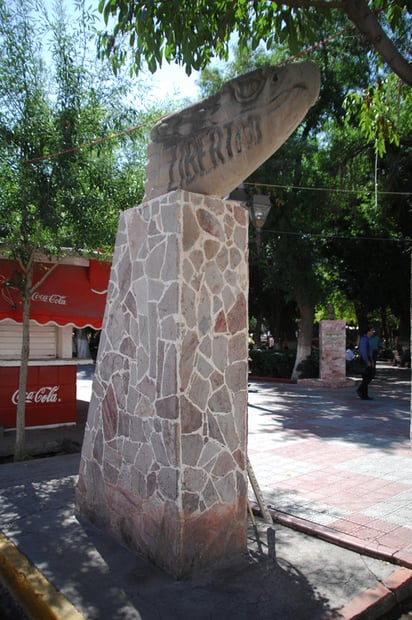  Ruta de Hidalgo. En la Plaza Principal de Lerdo se encuentra una estela conmemorativa del paso de Hidalgo por este municipio.