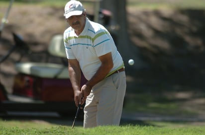 Con intensa actividad se desarrolló la primera ronda (18 hoyos) en el tradicional Torneo Anual de Golf del Campestre Gómez Palacio, que reparte miles de pesos en atractivos premios. (Fotografía de Jesús Galindo López)