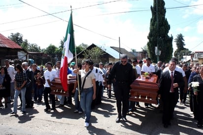 Último adiós. Familiares, amigos y habitantes de Tancítaro, se congregaron en el kiosko de la plaza principal de la ciudad para rendir un homenaje de cuerpo presente a Gustavo Sánchez Cervantes, quien fuera alcalde del lugar y su secretario particular, Rafael Equihua, asesinados a pedradas.  EL UNIVERSAL