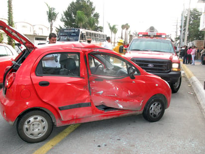 Colisión. La niña que murió viajaba, del lado del copiloto, en el vehículo que aparece en la imagen y que circulaba con exceso de velocidad, según lo informado por los agentes de la Subdirección de Vialidad; el impactó ocurrió luego de que un automóvil Mazda le invadió el carril de circulación. En total fueron cinco los autos chocados.  LEÓN CARMELO ALVARADO / EL SIGLO DE DURANGO