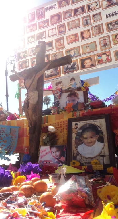 Recuerdo. Padres y familiares instalaron una ofrenda en memoria de los 49 niños que perdieron la vida en el incendio de la guardería ABC. En el altar colocaron dulces y juguetes.