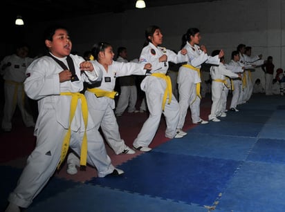 Alrededor de 250 alumnos de Cheng Woo Hoi presentaron examen de promoción de grados el pasado sábado en Galerías Laguna . Evalúan desempeño de alumnos de Cheng Woo Hoi -Tae Kwon Do