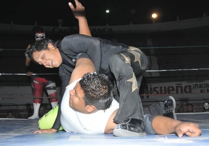 Con el fin de mejorar el nivel técnico de los nuevos valores en la lucha libre, la Comisión de Box y Lucha Libre de Torreón considera la posibilidad de reinstalar los exámenes de capacidad física y técnica. (Fotografía de Jesús Galindo) 