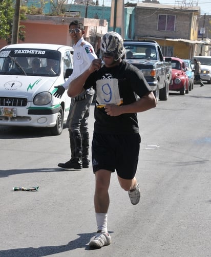 El juvenil Kid Azteca ganó por cuarto año consecutivo la Carrera Atlética de los Luchadores, efectuada ayer en Gómez Palacio. (Fotografía de Jesús Galindo)