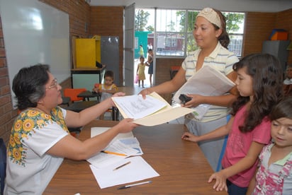 Cupo. Los padres de familia están molestos porque aún no empiezan las inscripciones y ya no hay cupo en las escuelas.