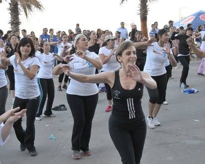 La belleza de la mujer lagunera se hizo presente durante el Maratón de Baile Rock Sport, efectuado ayer en la explanada del TSM. (Fotografía de Jesús Galindo)