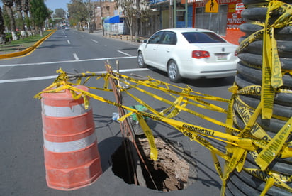 Colapsa. Otra parte del colector sanitario general en Bravo y calzada Colón se cayó ayer debido a lo viejo de las redes de concreto. Alrededor de tres semanas se interrumpirá la circulación en el área.