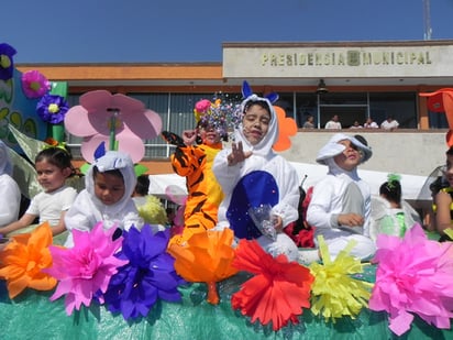 Desfile . Niños sorprenden con sus vestuarios en desfile de la Primavera.