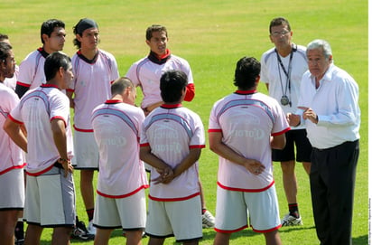 Los jugadores entrenaron ayer con la playera al revés porque no les pagan, Rafael Lebrija mantuvo una charla para tratar de apagar el fuego. Protestan jugadores de Atlas por falta de pago 