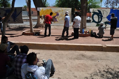 Expresión. Los jóvenes se reunieron en el Parque Victoria para expresar su deseo de vivir en una sociedad tranquila.  EL SIGLO DE TORREÓN / SANDRA SILVA