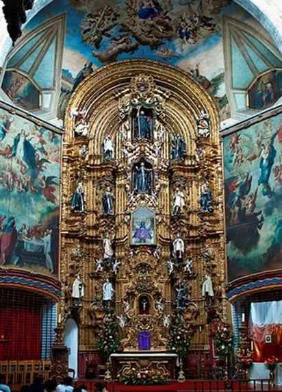 Espléndida obra artística del barroco mexicano del Siglo XVIII, es el altar mayor de la iglesia de La Enseñanza, en la calle Donceles 102, en la Ciudad de México. El templo, junto con el convento contiguo, fueron edificados a expensas de lamonja María Ignacia de Azlor y Echeverz, hija del 2º. Marqués de Aguayo y nativa de La Hacienda de Patos, hoy General Cepeda, Coahuila.