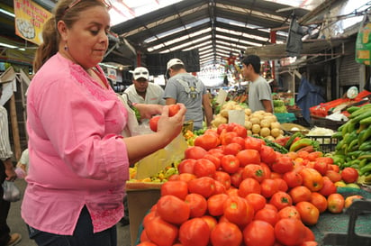 Encarecimiento. Las heladas de febrero en Sinaloa y las exportaciones de tomate a EU han encarecido en los mercados regionales su precio, afectando el bolsillo de amas de casa y restaurantes.  EL SIGLO DE TORREÓN/ SERGIO REYES