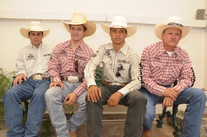 Washington Venancio, Alexander Cardozo y André Pedrozo, conforman el equipo brasileño en el rodeo Cuernos Chuecos. Argelio Martínez es el coordinador. Los Vaqueros de Brasil, listos para reto de Cuernos Chuecos