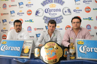 Ayer fue presentada de manera oficial la función de lucha libre en la que estará en disputa el Campeonato de Peso Semicompleto Versión ECW entre Dorado Junior y V57 en el Poliforum de la Feria de Torreón. Presentan título de lucha libre