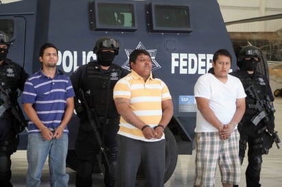 Presentación. Elementos de la Policía Federal detuvieron en Coatzacoalcos, Veracruz, a Julio de Jesús Radilla Hernández, 'El Negro' (centro), José Luis Luquín Delgado 'El Jabón' y Valentín Ortiz López, presuntos autores materiales e intelectuales del homicidio de siete jóvenes, entre ellos el hijo del poeta Javier Sicilia. 