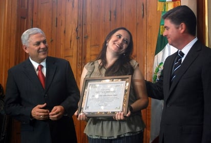 Valor. La maestra del jardín de niños 'Alfonso Reyes' en Nuevo León, Marta Rivera, quien tranquilizó a sus alumnos durante una balacera, recibe un reconocimiento del gobierno de la entidad encabezado por Rodrigo Medina.