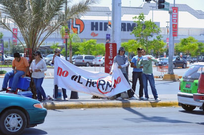 Hacen propaganda bajo el sol por 100 pesos y puntos