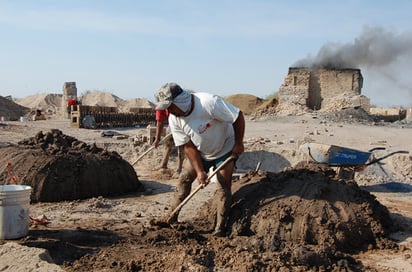 Verifican. Autoridades visitan los terrenos de los ladrilleros para lotificar los terrenos.