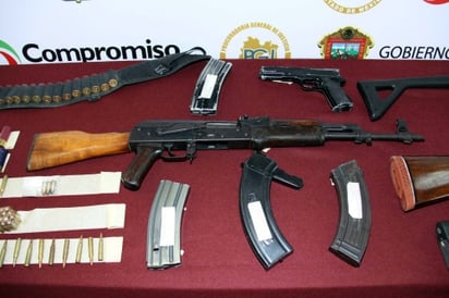 Revela la cadena CBS que dos variantes de AK-47 que ingresaron a México a través del fallido operativo fueron halladas en lugar donde fue asesinado el hermano de la ex fiscal de Chihuahua.