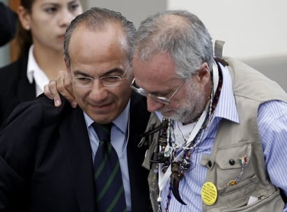 El presidente Felipe Calderón declara durante el ‘diálogo por la paz’, con el poeta Javier Sicilia, que hace lo que puede y que echarse para atrás no significaría la paz en el país. (AP)