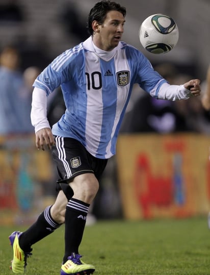 Messi, multicampeón con el Barcelona español, pasó una parte de su cumpleaños entrenando a puertas cerradas con la selección argentina en su concentración de la vecina ciudad de Ezeiza. EFE