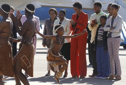 Michell Obama se reunió con un grupo de niños que llevaban en manos banderas de Estados Unidos y de de Bostwana, antes de trasladarse a la clínica para niños con VIH (Virus de Inmunodeficiencia Humana).