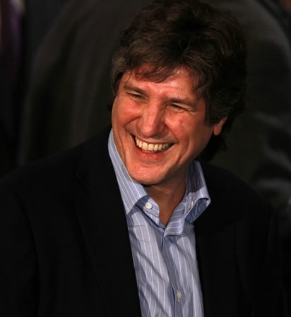 Elecciones. El ministro de Economía Amado Boudou sonríe al ser elegido por Cristina Fernández.