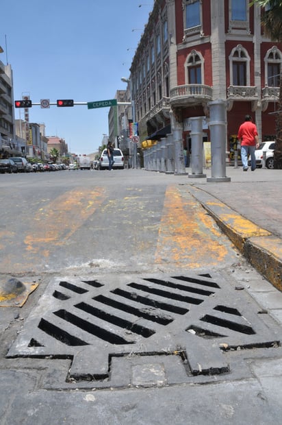 Limpias. Personal del Simas desazolvó ayer la mayoría de las alcantarillas de drenaje del Centro Histórico y retiró la cal.