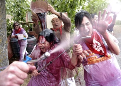 Algunas de las más de 5,000 participantes que se han arrojado hoy los unos a los otros unos 50,000 litros de vino en la tradicional 'batalla del vino'. EFE