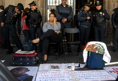 Liduvina Castillo, viuda del nigeriano Isaac Echinedu Nwachukwu, puso fin hoy a su huelga de hambre de once días tras el anuncio de que los dos policías presuntamente culpables de golpear a su marido.