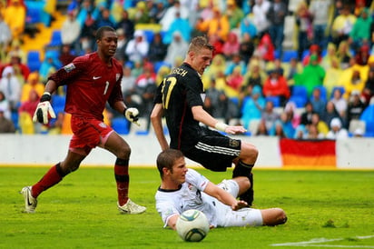 Zachary Carroll y Marvin Ducksch disputan un balón en el encuentro en que los alemanes golearon a los estadounidenses. Alemania sigue con su ritmo y golea a Estados Unidos