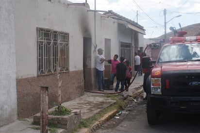 El fuego. Una humilde vivienda se redujo a cenizas, luego de que se suscitara un incendio a causa de un cortocircuito.