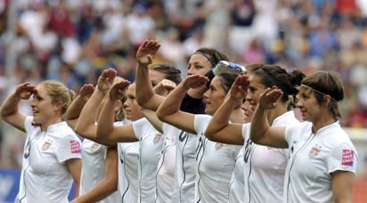 Las estadounidenses celebran el 1-0 marcado por Heather O’Reilly durante el encuentro ante Colombia en el Mundial femenil. (EFE)