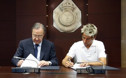 Fabio Coentrao y el presidente del Real Madrid, Florentino Pérez, durante el acto en el que el defensa firmó como nuevo jugador del Real Madrid, con el que ha suscrito contrato para las próximas seis temporadas. EFE