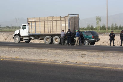 Increíble. Tras el impacto, la camioneta empujó al camión cien metros hasta que logró detenerse.