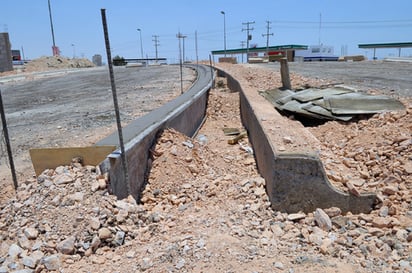 Diferencias. El Estado ha invertido 1,080 millones de pesos de obra vial en Torreón; en Saltillo, 2,390 millones de pesos. En la imagen, trabajos del bulevar San Pedro en Mieleras. 