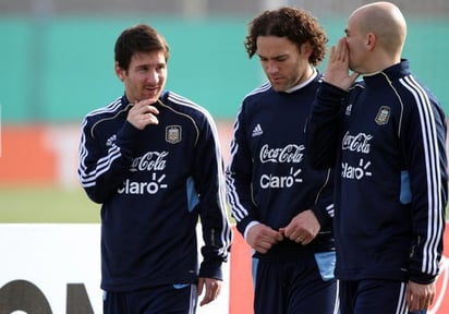 Messi conversa con sus compañeros Milito y Cambiasso en la práctica de ayer. Argentina sale por su última oportunidad