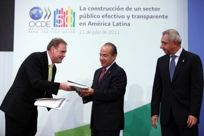 Acto. El presidente Felipe Calderón con el secretario general adjunto de la OCDE, Aart de Geus y Salvador Vega Casillas, titular de la Secretaría de la Función Pública. 