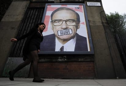 Indignación. Un cartel de Rupert Murdoch con la boca tapada con un cartel que dice 'What a Jeremy Hunt'.